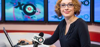O prezentatoare a unui post de radio critic la adresa Kremlinului a fost înjunghiată