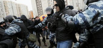 Zeci de arestări la un marș naționalist în Moscova: Opozantul Aleksei Navalnîi reunește mii de susținători în Siberia