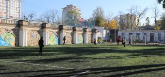 Două stadioane de mini-fotbal au fost renovate la Chișinău