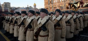 O paradă militară aniversară a avut loc în Piaţa Roşie din Moscova