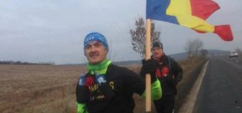 Un maghiar fără o mână aleargă 33 de kilometri cu drapelul României de Ziua Națională