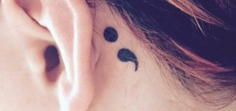 Ce înseamnă când vezi pe cineva cu un tatuaj cu un punct şi virgulă