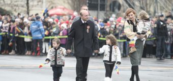 Traian Băsescu, cu nepoții săi, îmbrăcați în costume populare – de Ziua Națională a României