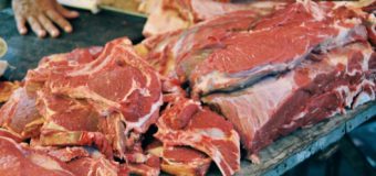 Tone de produse din carne, confiscate de ofițerii de investigații