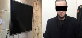 A sustras un televizor dintr-un apartament pe care îl închiria