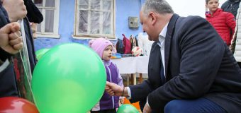 Gest de binefacere de ziua sa de naștere. Igor Dodon în vizită la o familie numeroasă