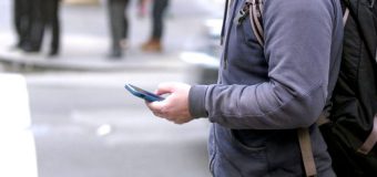 Orașul în care pietonii obsedați de telefoanele mobile sunt amendați