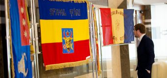 Expoziție de drapele istorice la Parlament (foto)