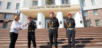 Acțiune inedită la Parlament, cu ocazia Zilei Drapelului de Stat