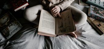 De ce merită să cumperi mai multe cărți decât ești în stare să citești
