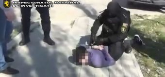 Doi tineri reținuți pentru că au furat 250 mii lei