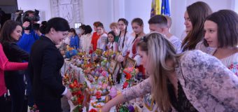 O expoziţie cu lucrări confecţionate de copiii aflaţi în situaţii de risc, se află la Primăria municipiului Chişinău