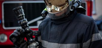 Pompierii au salvat o persoană dintr-un incendiu produs la Chișinău