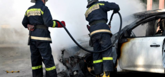 Un autovehicul, cuprins de flăcări pe o stradă din Chișinău
