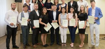 10 studenți și-au primit certificatele de stagiu la Parlament. Iată ce ofertă a primit unul din stagiari!