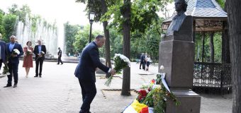 Igor Dodon, la monumentul lui Mihai Eminescu din Chișinău: „A lăsat în urmă un tezaur cultural de valoare imens”