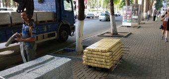 Lucrări de amenajare a băncilor pe un trotuar din str. Pușkin (foto)