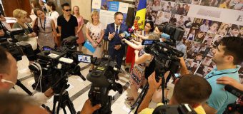 „Primele momente contează”: Expoziție de fotografii ale taților cu copiii lor nou-născuți, la Parlament (foto)