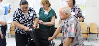 Douăzeci de persoane cu dizabilități au beneficiat de dispozitive pentru deplasare