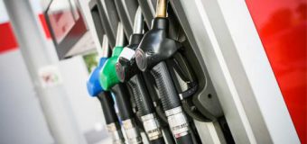 ANRE continuă să stabilească prețuri mai mici la carburanți
