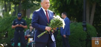 Președintele RM și fruntașii PSRM au depus flori la monumentul poetului Alexandr Pușkin