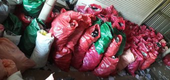 Un agent economic din Chișinău – prins la vama Leușeni cu tone de haine și pantofi