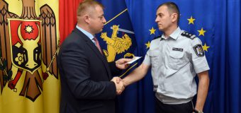 Patru polițiști, decorați cu medalii și insigne