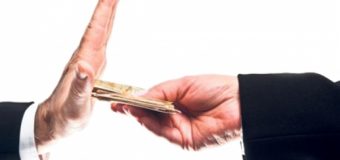 Tentativa de mituire a unui polițist – eșuată! Inspectorul de patrulare a sesizat CNA-ul