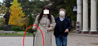 O femeie a sustras bastonul de la o persoană cu nevoi speciale din Chișinău