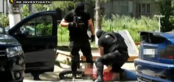 Membrii unei organizații criminale – reținuți după ce au șantajat și jefuit o familie din capitală