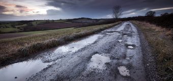 Mai multe porțiuni de drumuri locale din sudul și nordul republicii – distruse