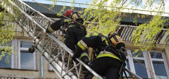 O femeie din Chișinău – salvată dintr-un apartament cuprins de fum