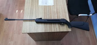 O armă pneumatică, depistată de vameșii de la Leușeni în portbagajul unei mașini