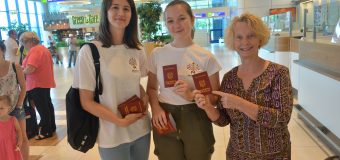 Moldovenii care revin acasă de peste hotare primesc în dar câte un pașaport turistic