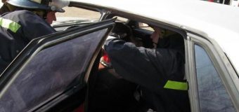 Lucrări de descarcerare în urma unui grav accident, la întrare în satul Peresecina