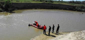 Doi minori au fost găsiți morți într-un canal al unui râu