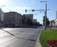 Serviciile municipale intervin în oraș pentru salubrizarea și reabilitarea infrastructurii rutiere în Capitală
