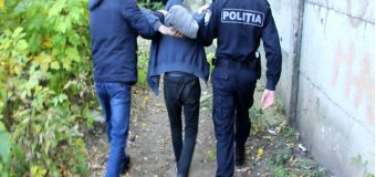 Un tânăr de 19 ani ar fi atacat o femeie pe bd. Dacia din Chișinău