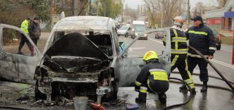 Un automobil cuprins de flăcări pe o stradă din capitală