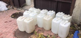 Un angajat al poliției – reținut în timp ce comercializa, ilegal, alcool