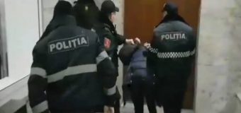 Un grup de tineri – reținuți pentru gălăgia făcută în curtea unui bloc locativ din Chișinău