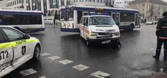 O ambulanță s-a tamponat cu un automobil al Poliției (FOTO)