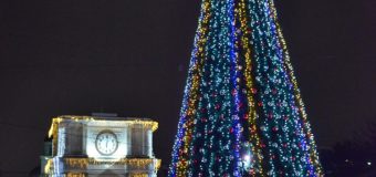 Chişinăul şi-a aprins luminile de sărbătoare! În PMAN a fost inaugurat Pomul de Crăciun