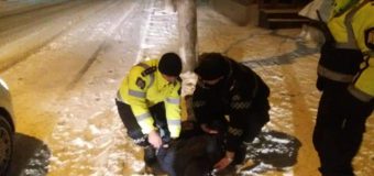 Un bărbat cu două geți pline cu substanțe narcotice, reținut pe strada Armenească din capitală