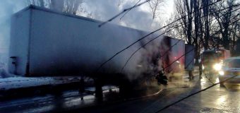 Un autocamion – în flăcări pe strada Muncești din capitală