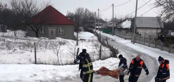 Mai multe ambulanțe care au derapat de pe trasee – deblocate de salvatori