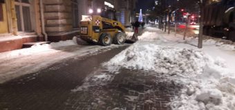 6 unități de transport au lucrat, noaptea, la curățarea trotuarelor din Chișinău