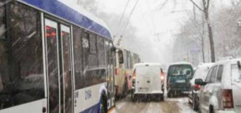 Furt în troleibuzul de pe ruta nr.22 din Chișinău. Două persoane – fără mai multe lucruri personale