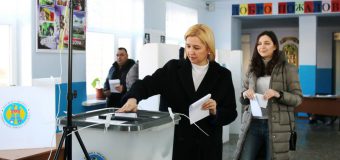 Irina Vlah și fiica sa au votat: „Vrem ca în R. Moldova să triumfe pacea, verticalitatea puterii”