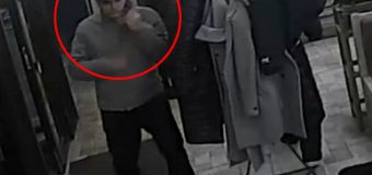 Polițiștii – în căutarea bărbatului din imagine. A sustras un portmoneu dintr-un local din centrul Chișinăului (VIDEO)